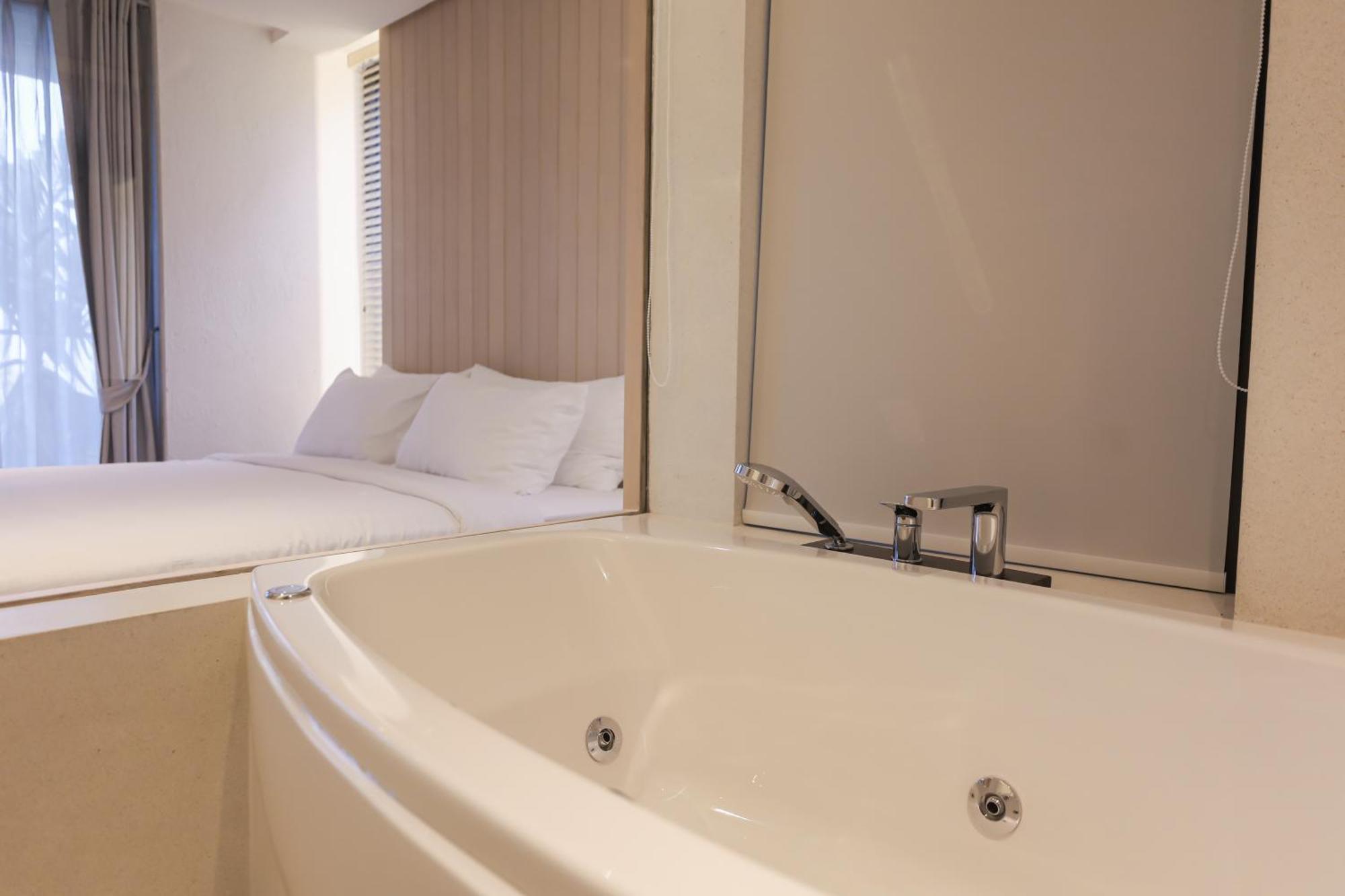 Balcony Seaside Sriracha Hotel & Serviced Apartments Si Racha Buitenkant foto