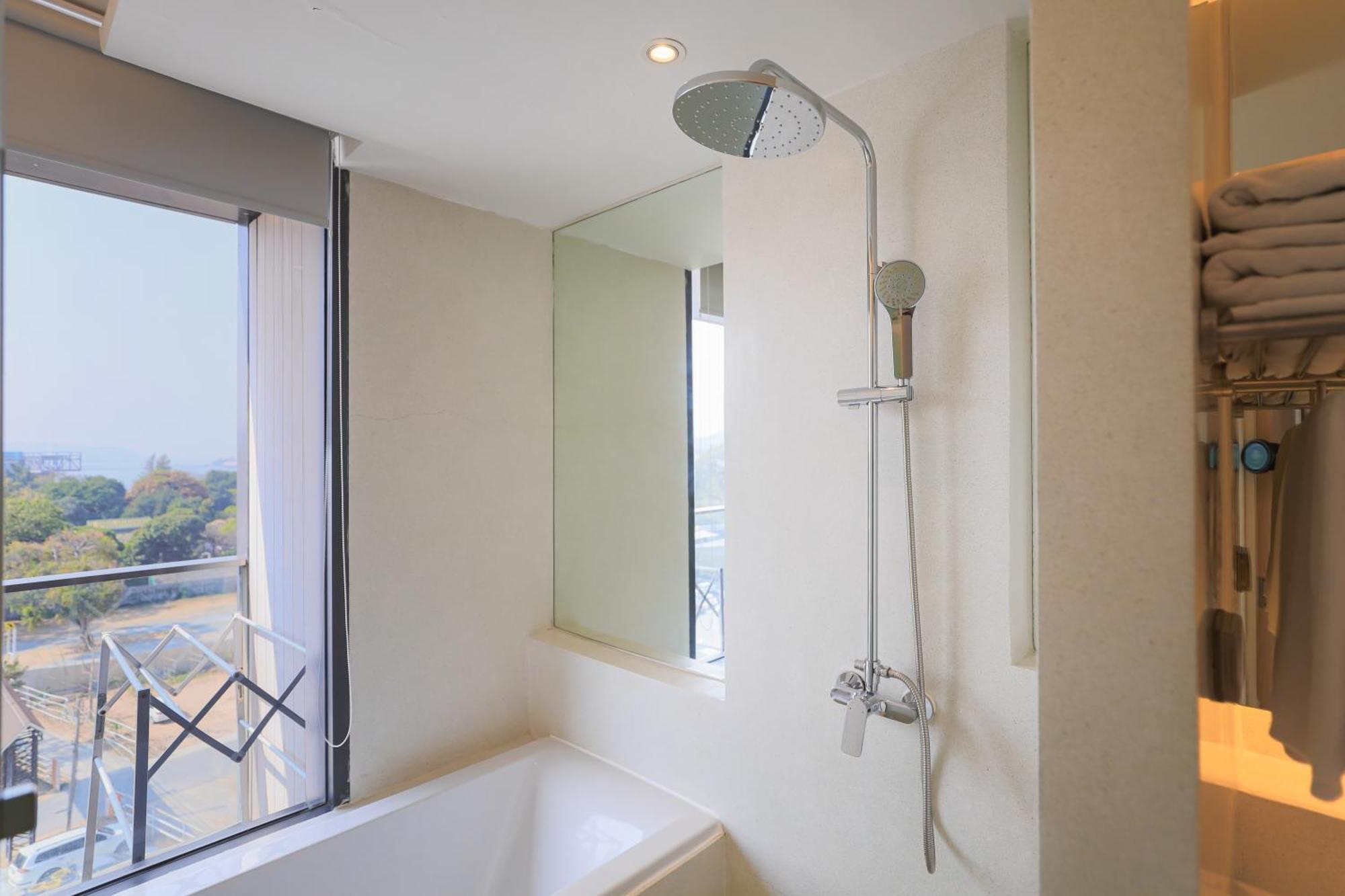 Balcony Seaside Sriracha Hotel & Serviced Apartments Si Racha Buitenkant foto