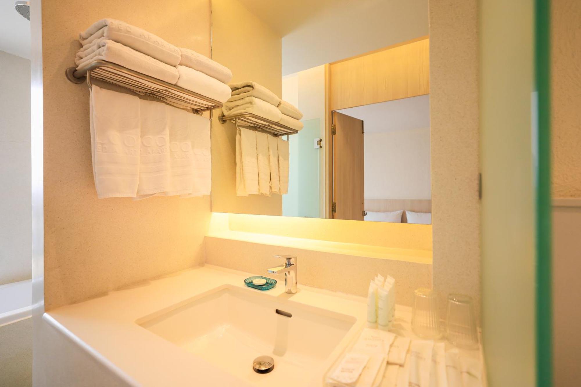 Balcony Seaside Sriracha Hotel & Serviced Apartments Si Racha Buitenkant foto